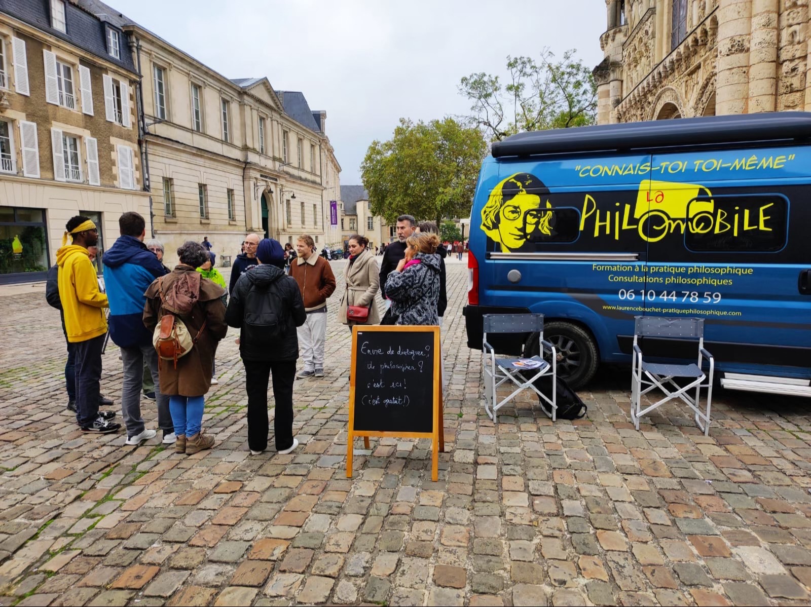 Dialogue philosophique dans la rue, près de la Philomobile