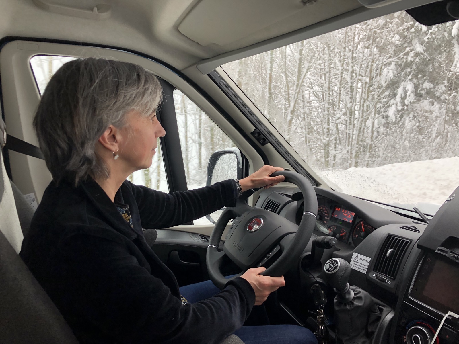 Laurence Bouchet au volant de la Philomobile, sur une route enneigée